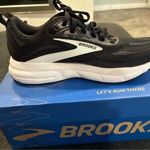 Brooks women’s Trace 4 Running Athletic Shoes